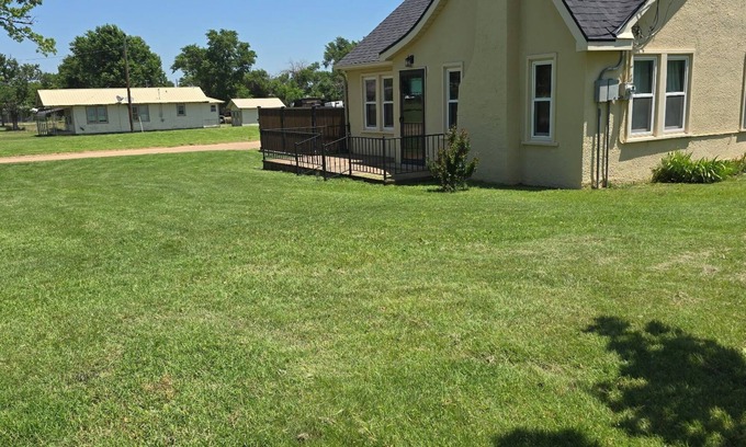 Clarendon House | Welcoming 2-bedroom house with HVAC in Clarendon with large lot and court yard