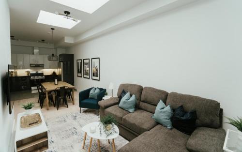 La Petite-Patrie Apartment | Welcoming and Light Filled 2bdr Apartment