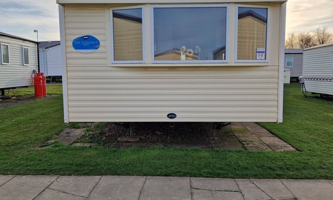 Whitley Bay House | Welcoming mobile home with WiFi in Whitley Bay 450m to beach, swimming pool, bar
