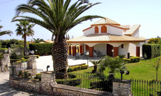 Santa Maria del Focallo Villa | Well equipped villa in Spanish style, Marispica