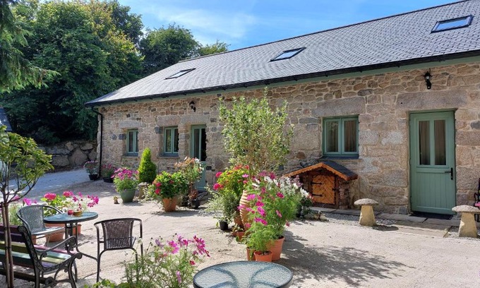Lanner Apartment | Wesley House Holidays - Choice of 2 Quirky Cottages in 4 private acres