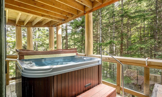 Nordic Estates House | ❄︎West Coast Haven at Taluswood❄︎ | NEW Luxury 4BR Ski In/out | Private Hot Tub & Garage