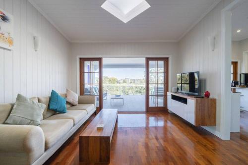 West End House | West End Luxury 4B3B Home w Parking and Home Pod Music System M9