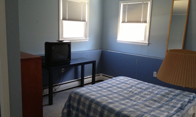 Maple Hill House | West Hartford furn. rm pvt bth. near UHART, CIGNA & dwtn Hartford all hospitals