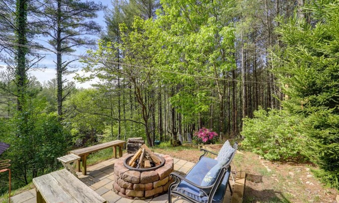 West Jefferson Apartment | West Jefferson Vacation Rental Near River