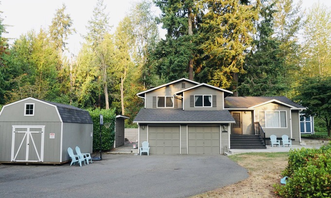 Everett House | West Lake Stevens Hideaway on .7 acre with outdoor firepit and fenced backyard