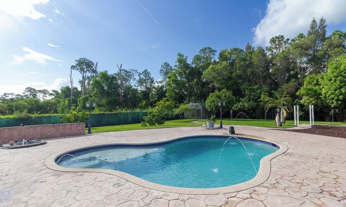 Hunt Club House | West Palm Oasis Spacious 4BR Pool Hot Tub BBQ King Beds