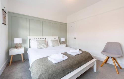 Caversham Apartment | Westfield Town-House Free Parking, Secure Garden