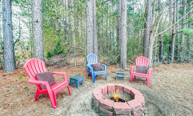 Claxton House | WFH-Friendly: Rural & Secluded Gem in Claxton!