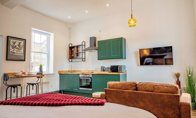 Pontrilas Apartment | WhiskAwayStays No. 58 Studio No. 6