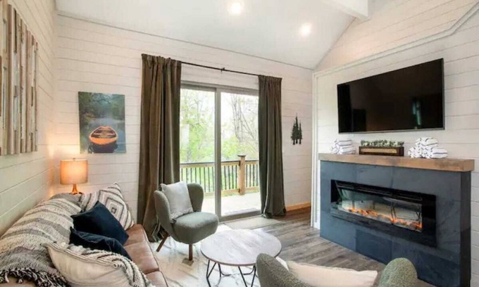 Sevierville Cabin | Whispering Pine - Arcade - Lake Perks