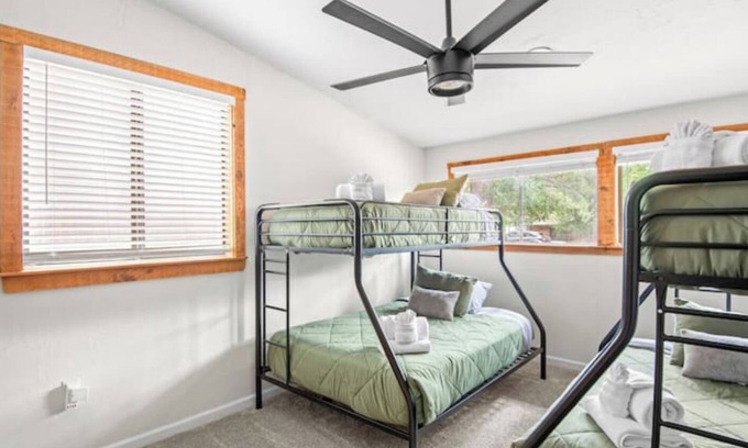 Mountainaire Cabin | Whispering Pines Cabin w/Hot Tub!