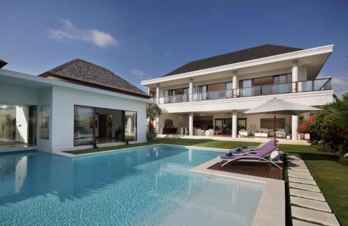 Batu Bolong Villa | White Canny 5 BR Pool Vila Canggu CYN