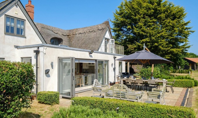 Woodbridge Cottage | White Cottage, Iken - sleeps 4 guests in 2 bedrooms