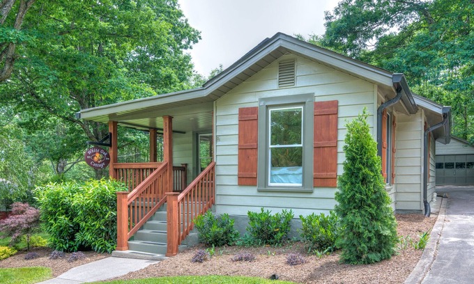 Black Mountain House | White Oak Cottage-Walk to Downtown Black Mountain