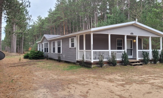Thompsonville House | White Pine 4 BR 2 BA home 1 mile to Crystal Mtn Resort