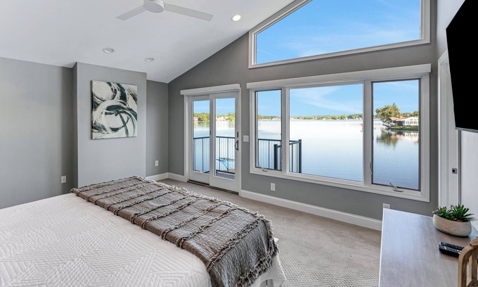 Whitmore Lake House | Whitmore Bay: Sunny Days & Cool Breezes – Your Waterfront Paradise!