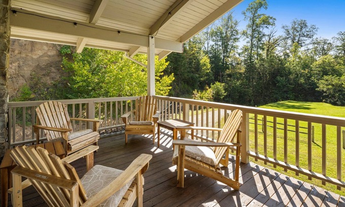 Qualla House | Whittier Woods Retreat. Smokies, Bryson City. Pet-friendly, Family Get-A-Way.