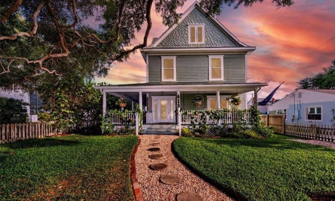 Dunedin House | Whole House w/cottage sleeps 14 total
