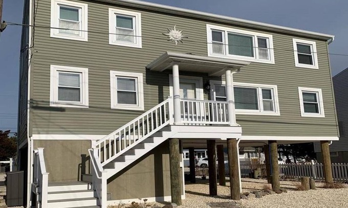 North Beach Haven House | Wi/Fi. O/S Shower. Decks.W/D. Ocean-side. 140106