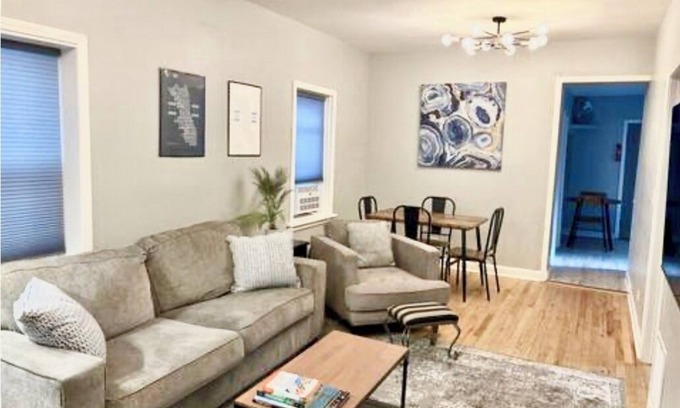Noble Square Apartment | Wicker Park 2Bdrm 10 min to Downtown-Salt Shed Fall Special 129.00 Sept 28-Oct 3