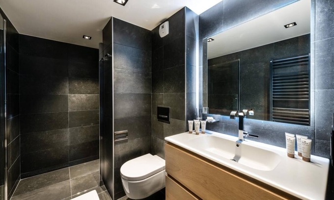 Val-d'Isere Apartment | Wifi, ski-in/ski-out & foot of the slopes, 1st floor, balcony, fireplace or stove, tv, 179m²