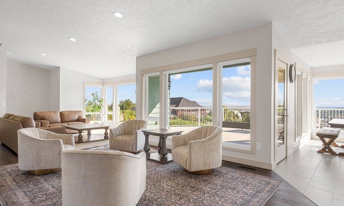 Richland House | Willow - 5 Bedroom 5 Bathroom-Private Hilltop Home