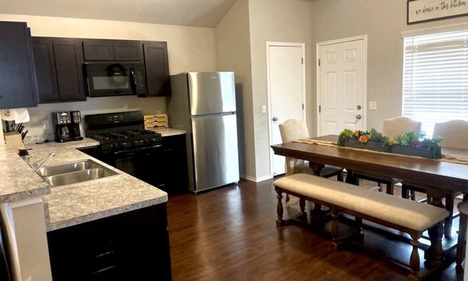 Oklahoma City House | Wilshire Ranch Bliss Bunk- Cozy & Convenient Oklahoma City Bunk house sleeps 11