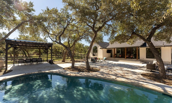 Austin House | Windwalker Ranch Getaway - Pool, Chef’s Kitchen & 5-Acre Oasis Near Austin