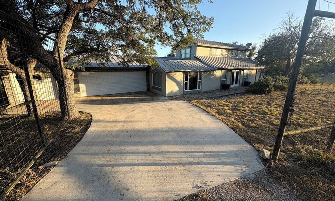 Kerrville House | Wine Country Oasis Pool/Sleeps 14