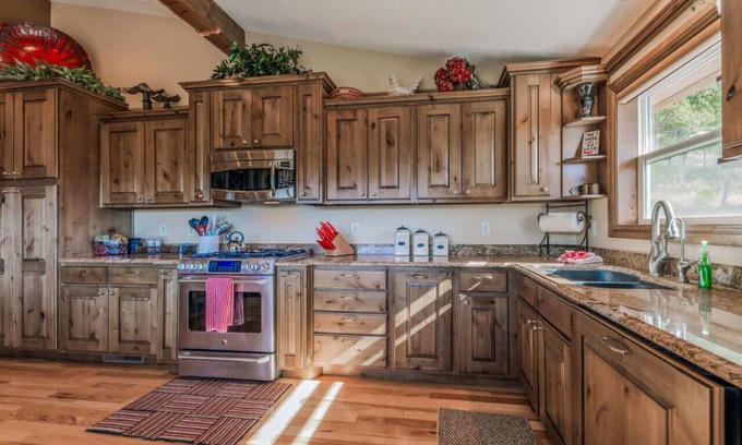 Ruidoso Ski Chalet | Wine & Wilderness: MTN Luxe Chalet/Hot Tub/Views!