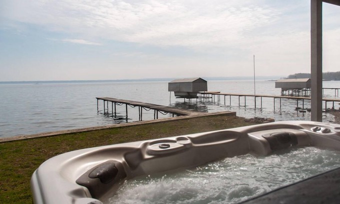 Dresden Cottage | Winey Duck Cottage:" Pet Friendly Contemporary w/Hot Tub on Seneca Wine Trail