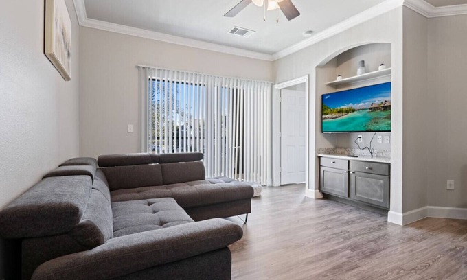 Riverpark West Apartment | Winter Cozy Stay: Family & Corporate Friendly