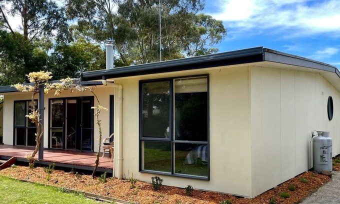 Inverloch Cottage | Wisteria Cottage - Pet Friendly