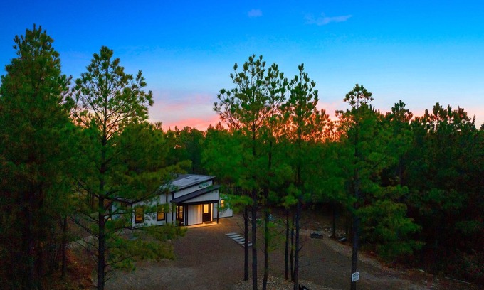 Pickens Cabin | Wizard of Oz-Toto We're Home,Board Games,HotTub,Firepit