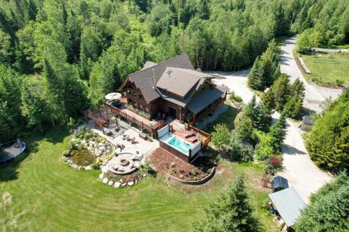 Bretton Woods House | WML stunning log home in Bretton Woods, AC, 2-person Jacuzzi, indoor and outdoor fireplaces, & more!