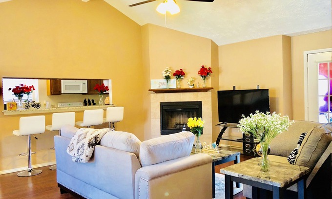Plano House | Wonderful 5bd in Plano with Sunroom! Spacious, updated, & modern!