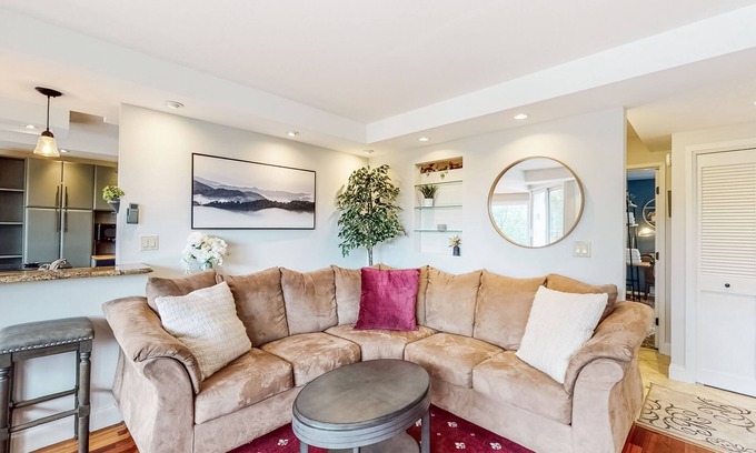 Warren Apartment | Wonderful Condo Close to Sugarbush Resort with Pool, Hot Tub, & WiFi