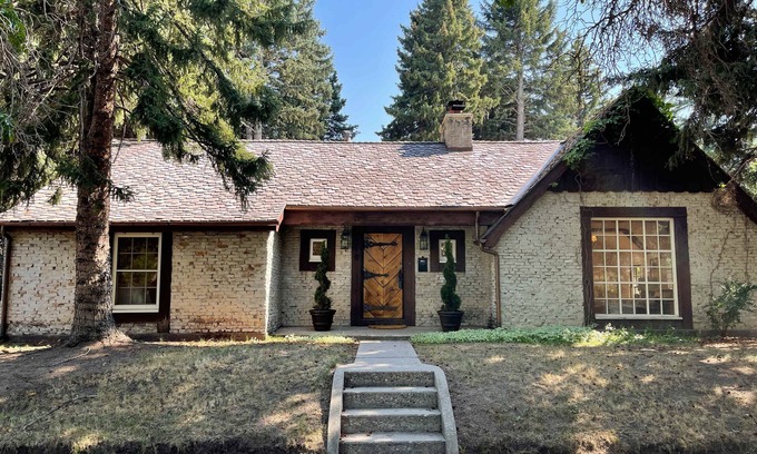 Bozeman House | Wonderful "Cottage Like" 30 day minimum Rental near Downtown and MSU