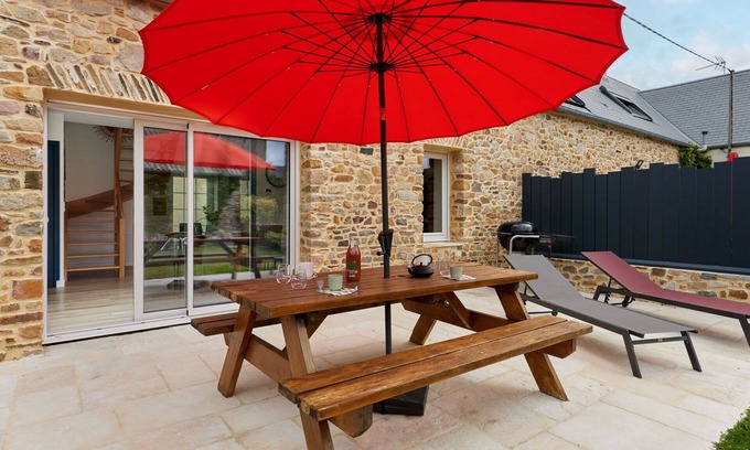 Creances House | Wonderful villa for 4 guests with WIFI, TV, terrace and pets allowed