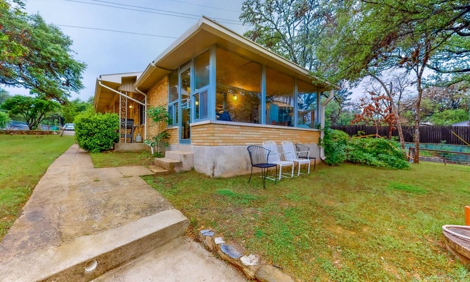 Kingsland House | Wonderful Lakefront Home w/Yard, Water Views, Central AC, WiFi, Private W/D