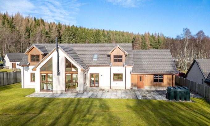 Aviemore Villa | Wonderful private villa for 8 guests with WIFI, TV, patio and parking
