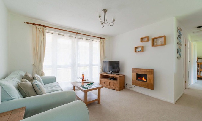 Liskeard House | Wonderful private villa for 4 people with WIFI, TV, patio and parking