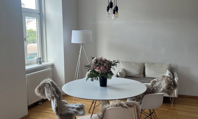 Mariahilf Apartment | Wonderful spacious (130m2) apartment next to Naschmarkt, 5 min to Karlsplatz