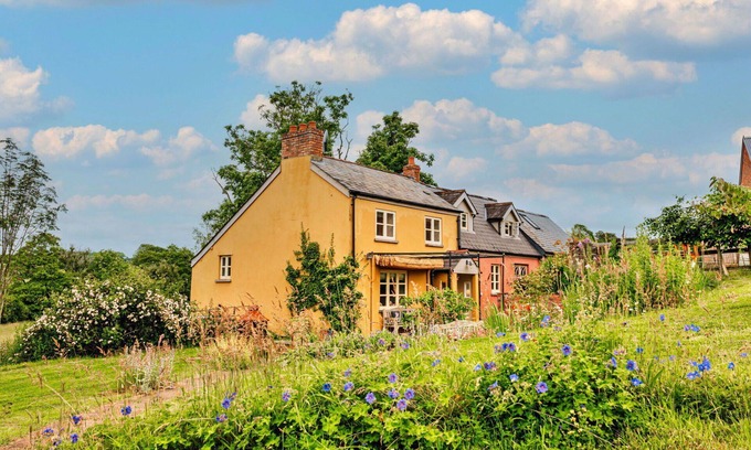 Monmouth House | Wonderful villa for 8 guests with WIFI, hot tub, terrace and pets allowed