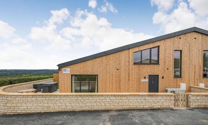 Little Rissington House | Wonderful villa for 6 people with hot tub, WIFI and pets allowed