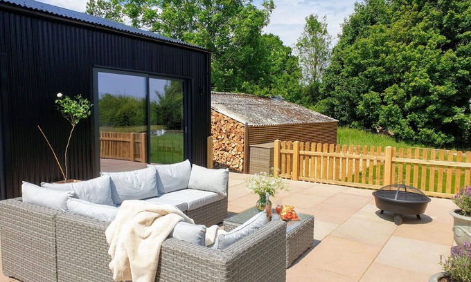 Howlett End House | Wonderful villa for 4 guests with WIFI, TV, terrace and parking
