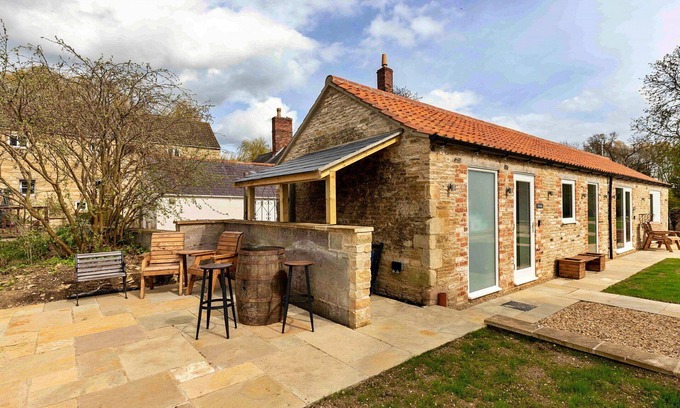 Thurlby House | Wonderful villa for 2 guests with WIFI, terrace, pets allowed and parking