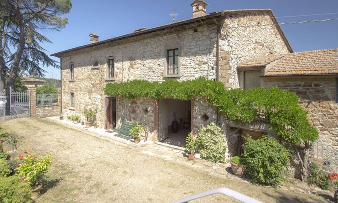 Radda in Chianti Villa | Wonderful villa for 6 guests with WIFI, TV, terrace, pets allowed, panoramic view and parking