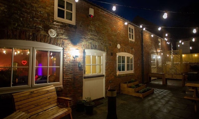 Rudston Apartment | Wood-fired Hot-tub in quirky one bed holiday home